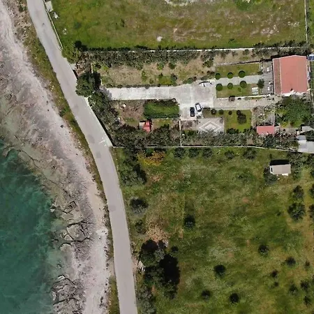 Seafront In - 60min From Athens Semesterbostad *